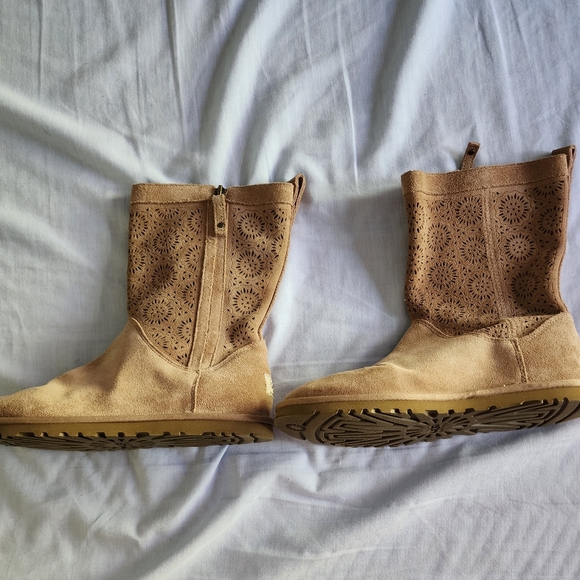 Uggs - Picture 1 of 8